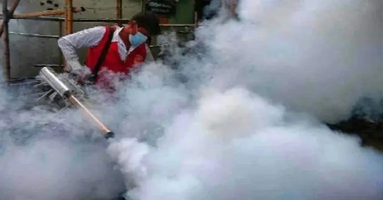 মশক নিধন স্প্রে দেয়া হচ্ছে